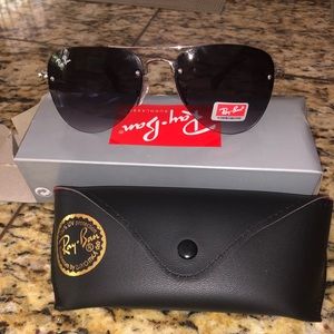 Black ray-ban glasses